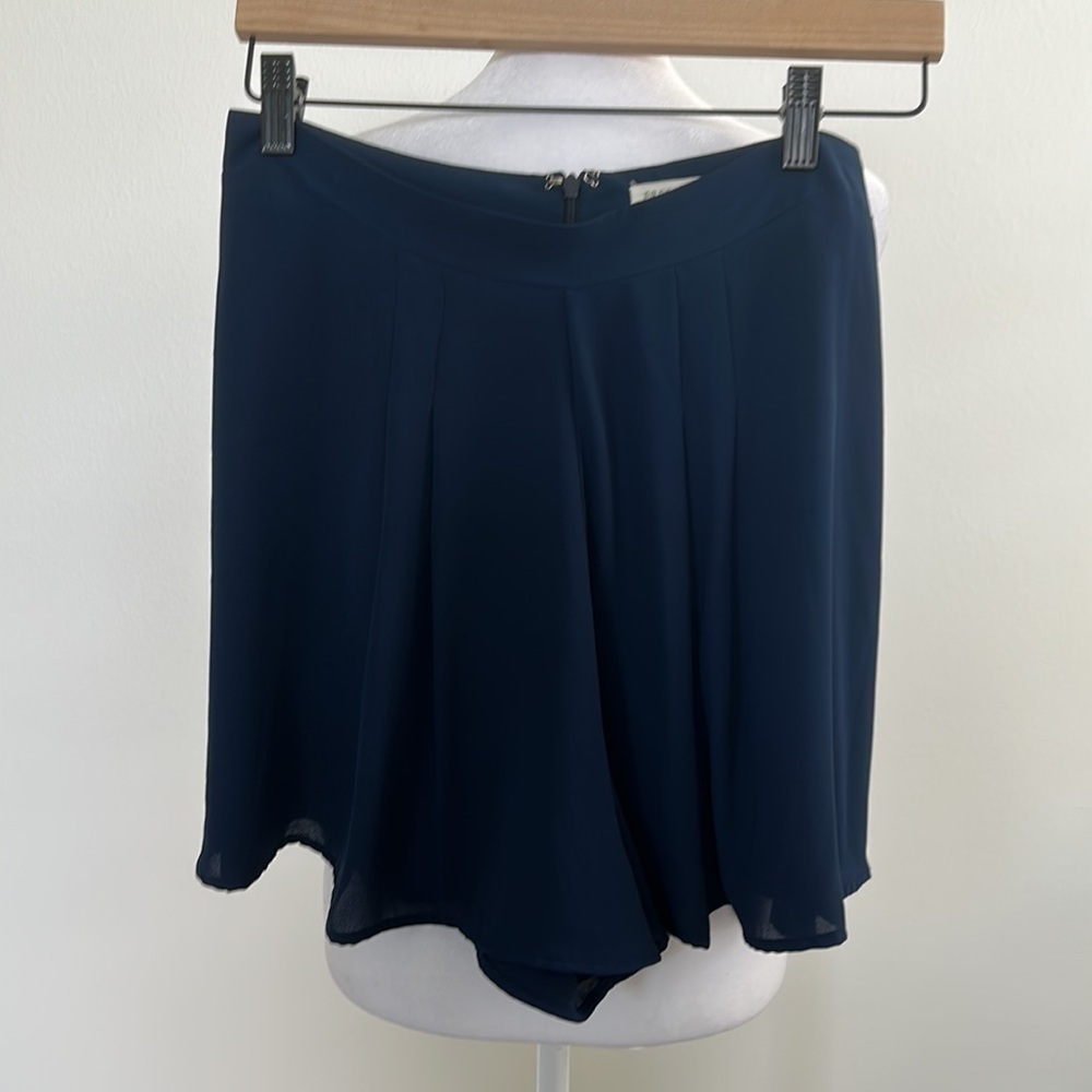 Navy Skort by Paper Crown size 6 . Pleated Front. Chiffon like fabric.